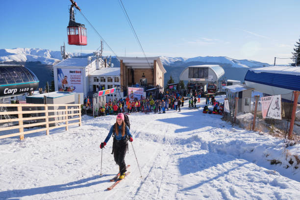 dziewczyna skitouring z dala od zatłoczonych linii wyciągu na cota 1400, sinaia ski domain, rumunia, wcześnie rano na początku sezonu zimowego. - uciekanie się narty zdjęcia i obrazy z banku zdjęć