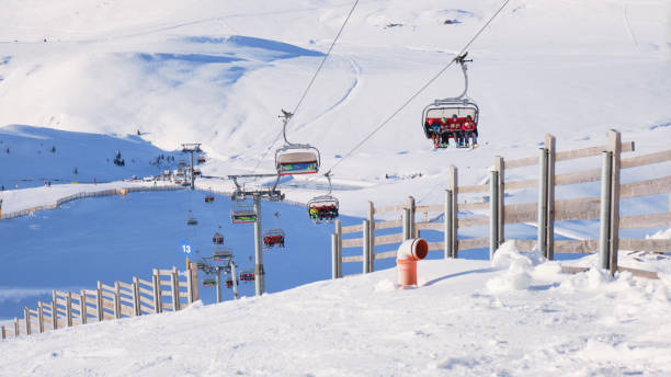 telesilla y valla de madera en cota 2000, dominio de esquí de sinaia, rumania, en un soleado día de invierno. - sinaia fotografías e imágenes de stock
