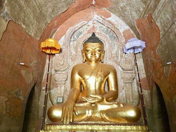 złoty obraz buddy w: htilominlo pagada, myanmar - pagoda bagan tourism paya zdjęcia i obrazy z banku zdjęć