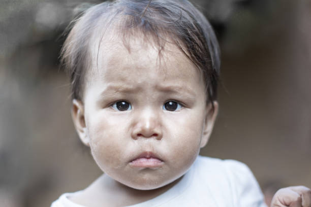 biedne głodne dziecko żyjące w ubóstwie. azjaci. - child asian and indian ethnicities facial expression asia zdjęcia i obrazy z banku zdjęć