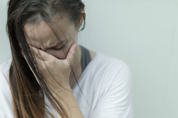 une femme stressée ayant des problèmes. dépression - teenager depression sadness violence photos et images de collection