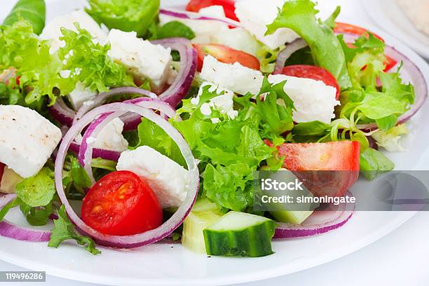 Photo libre de droit de Salade Grecque Gros Plan banque d'images et plus d'images libres de droit de Aliment - Aliment, Assiette, Blanc
