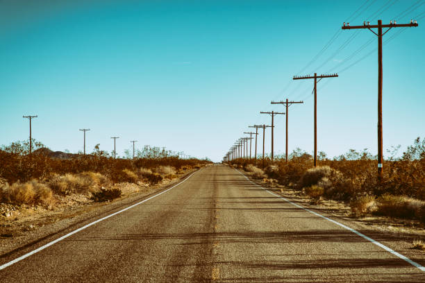 polos de teléfono en carretera - desert road road urban road desert fotografías e imágenes de stock