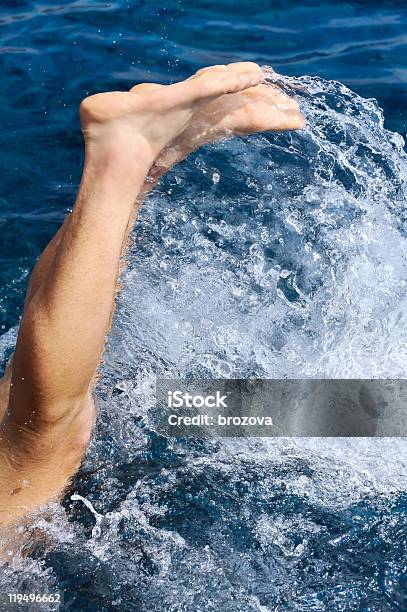 Giovane Uomo Saltare In Acqua - Fotografie stock e altre immagini di Schizzare - Schizzare, Tuffarsi, 25-29 anni