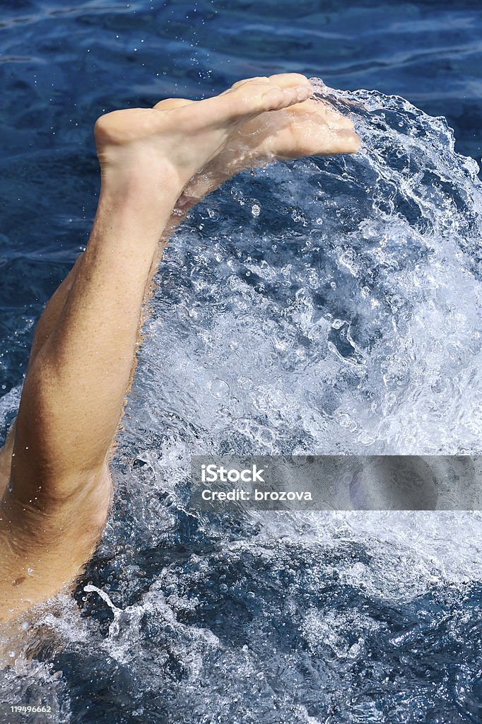 若い男性水に飛び込む - しぶきを上げるのロイヤリティフリーストックフォト