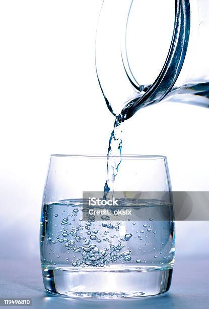 Caraffa E Bicchiere Con Acqua - Fotografie stock e altre immagini di Acqua fluente - Acqua fluente, Bagnato, Bibita