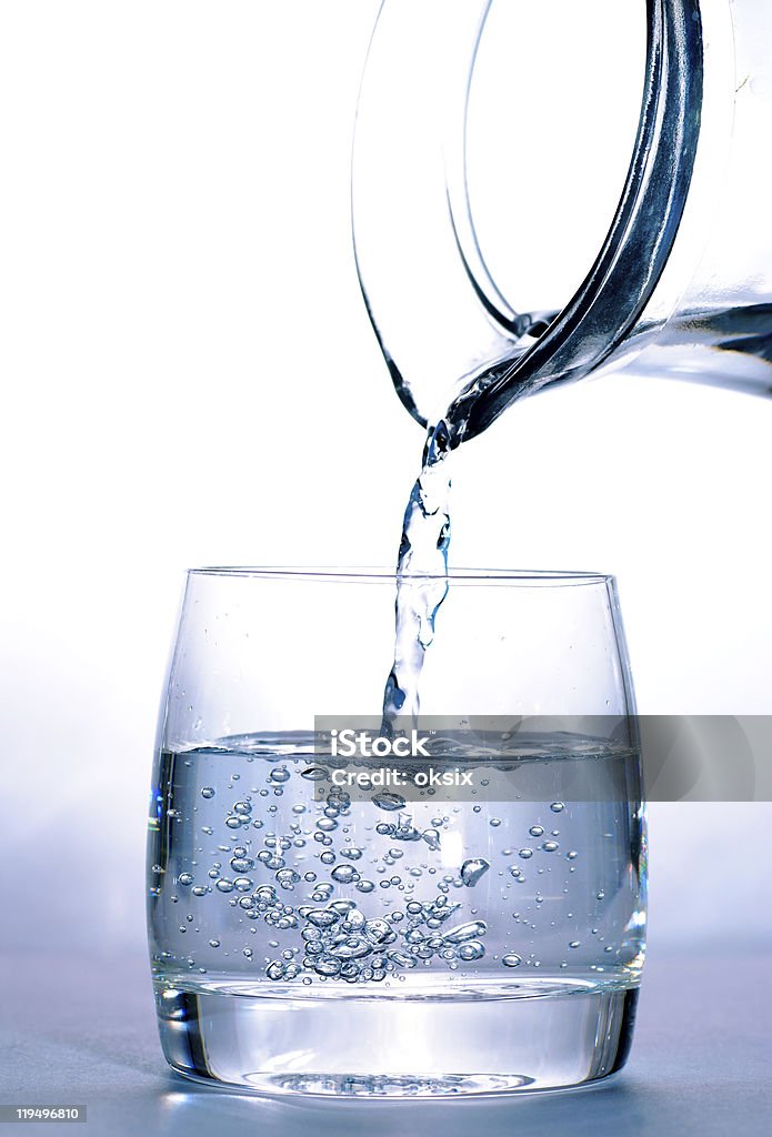 Copo com água e jarra - Foto de stock de Azul royalty-free