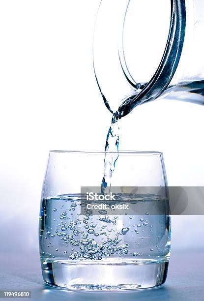 Copo Com Água E Jarro - Fotografias de stock e mais imagens de Azul - Azul, Bebida, Chapinhar