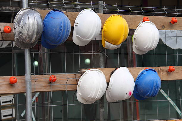 Hanged cascos de seguridad - foto de stock