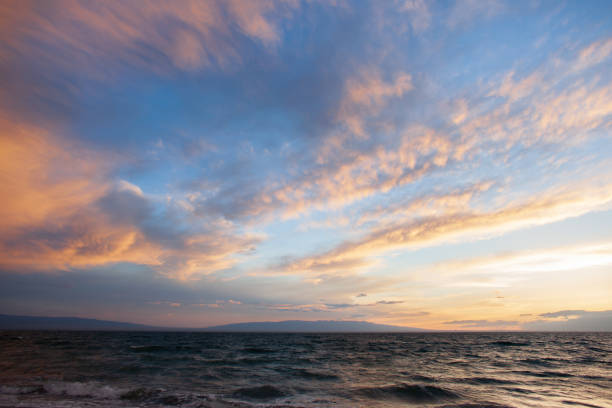 몽골의 호수에서 일몰 - beach sunset sky cloudscape 뉴스 사진 이미지
