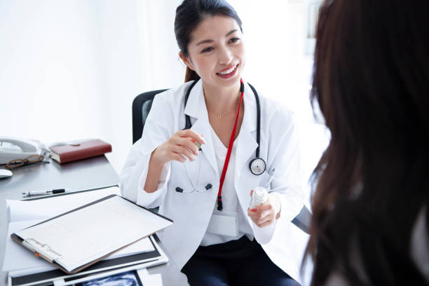 Female doctor is treating patients Female doctors and nurses are treating patients japanese female doctor stock pictures, royalty-free photos & images