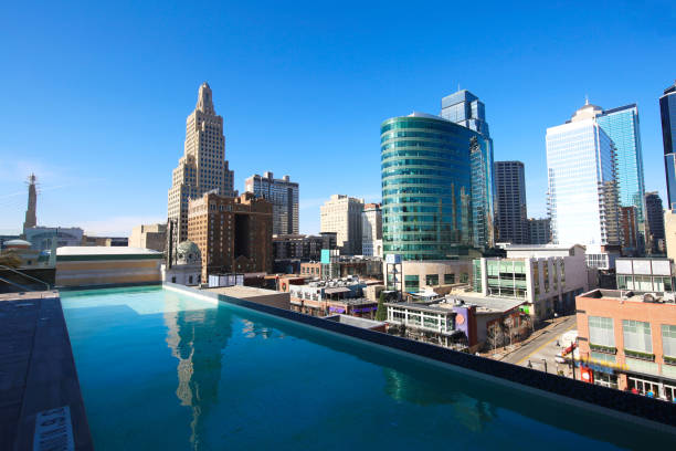 piscina sul tetto di kansas city - centro di arti sceniche foto e immagini stock