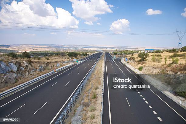 Foto de Duas Maneiras Lonely Highway e mais fotos de stock de Autoestrada - Autoestrada, Carro, Castilla e León