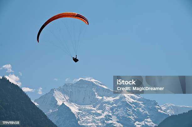 Photo libre de droit de Parapente Dans Les Montagnes banque d'images et plus d'images libres de droit de Parapente - Parapente, Interlaken - Suisse, Neige