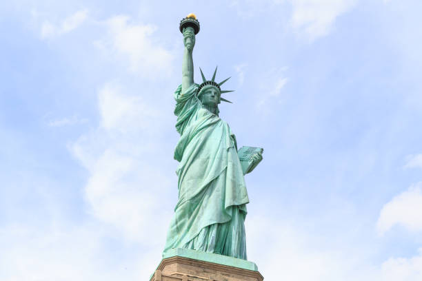 自由の女神。 - crown liberty statue ストックフォトと画像