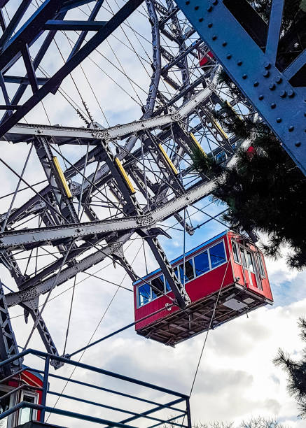 grande roue avec cabines rétro rouges à prater. roue géante de vienne dans le parc d'attractions, vienne, autriche - wiener wurstelprater photos et images de collection