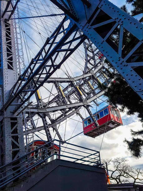 grande roue avec cabines rétro rouges à prater. roue géante de vienne dans le parc d'attractions, vienne, autriche - wiener wurstelprater photos et images de collection