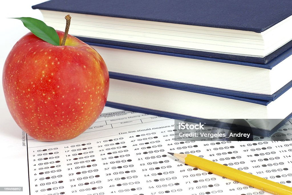 Antwortblatt mit Bleistift, Büchern und Apfel - Lizenzfrei Apfel Stock-Foto