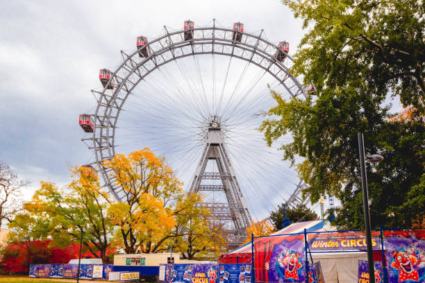 roda gigante com táxis retro vermelhos em prater. roda gigante de viena no parque de diversões, viena, áustria - wiener wurstelprater - fotografias e filmes do acervo