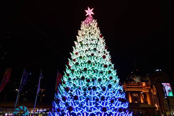 led choinka na christmas square na federation square w melbourne, australia - famous place melbourne australia built structure zdjęcia i obrazy z banku zdjęć