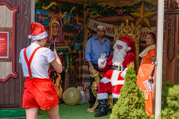 ludzie, którzy mają zdjęcia ze świętym mikołajem na placu bożego narodzenia na federation square w melbourne, australia - famous place melbourne australia built structure zdjęcia i obrazy z banku zdjęć