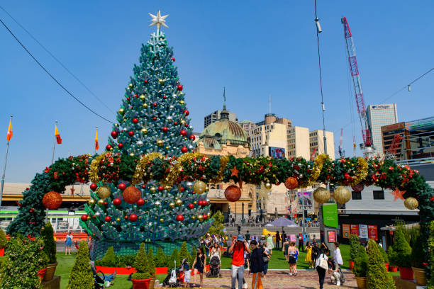 led choinka i dekoracje na christmas square na federation square w melbourne, australia - famous place melbourne australia built structure zdjęcia i obrazy z banku zdjęć