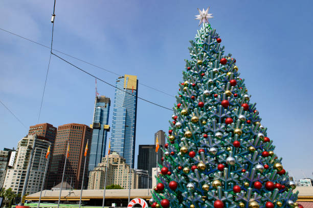 led choinka i dekoracje na christmas square na federation square w melbourne, australia - famous place melbourne australia built structure zdjęcia i obrazy z banku zdjęć