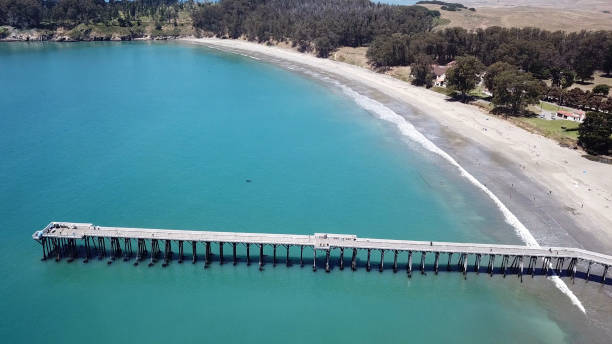 дрон аэрофотоснимок побережья калифорнии и сан-симеон пирс с биг-сур - san simeon стоковые фото и изображения