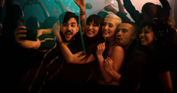 istock Everybody gather for a selfie! 1195008562
