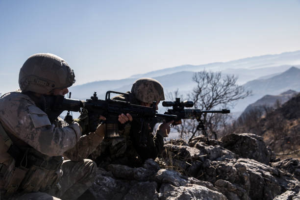 soldados do exército confronto com terroristas - sniper rifle army soldier aiming - fotografias e filmes do acervo