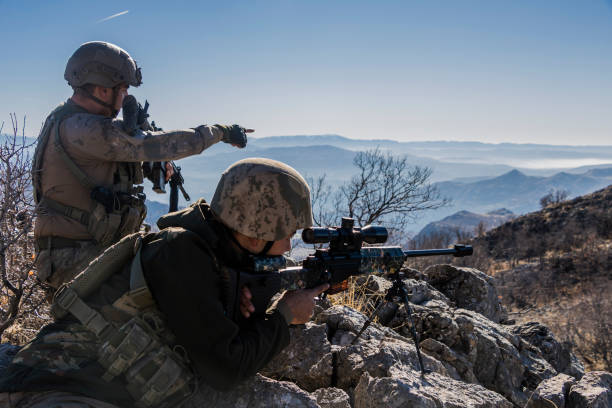 equipe do atirador furtivo que olha o alvo - sniper rifle army soldier aiming - fotografias e filmes do acervo