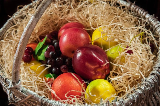 корзина с фруктами. - plum fruit basket wicker стоковые фото и изображения