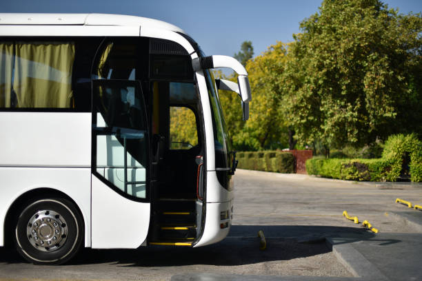 entrenador turístico - bus door fotografías e imágenes de stock