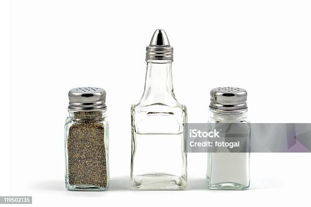 Photo libre de droit de Le Sel Le Poivre Du Vinaigre banque d'images et plus d'images libres de droit de Vinaigre - Vinaigre, Sel - Condiment, Salière