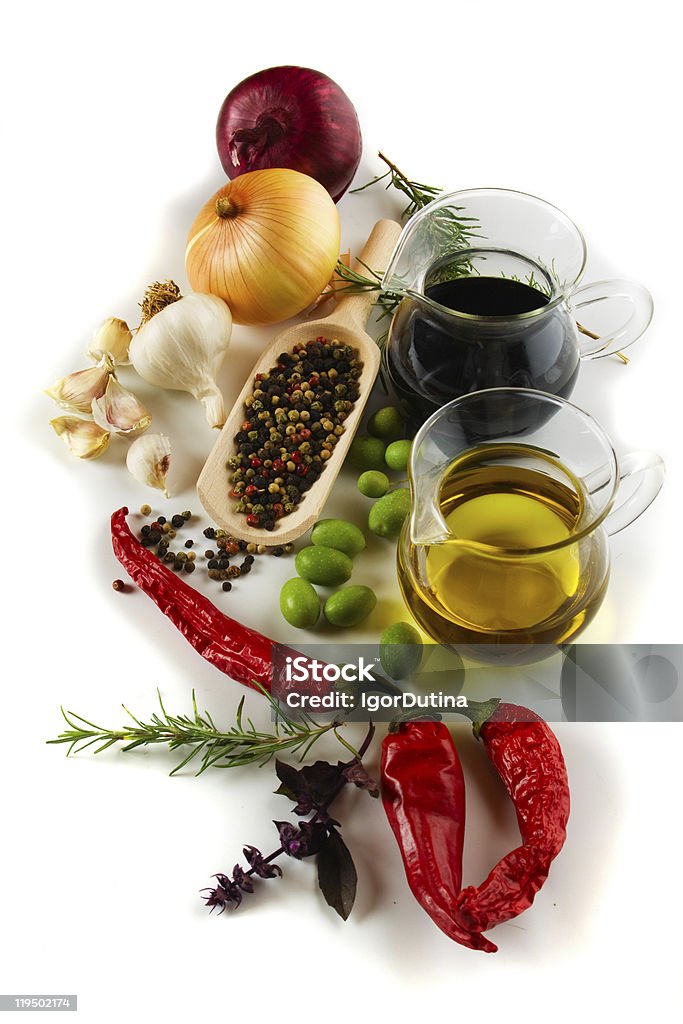 Aceite de oliva y vinagre balsámico con especias Mediterráneo - Foto de stock de Aceite de oliva libre de derechos