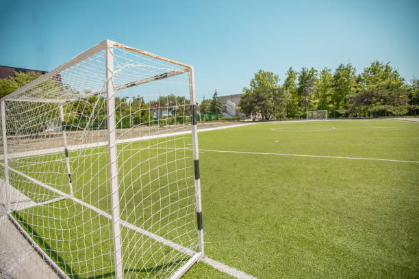 異なる角度から緑の草を持つ人々のないサッカー場 - football goal post goal post american football football field ストックフォトと画像