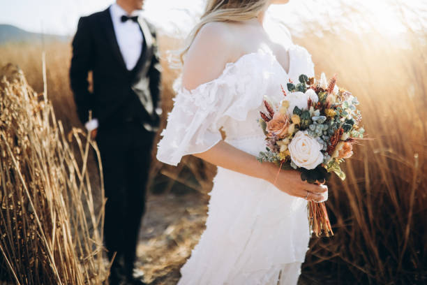 rustic wedding bouquet - people vibrant color sunlight cheerful imagens e fotografias de stock