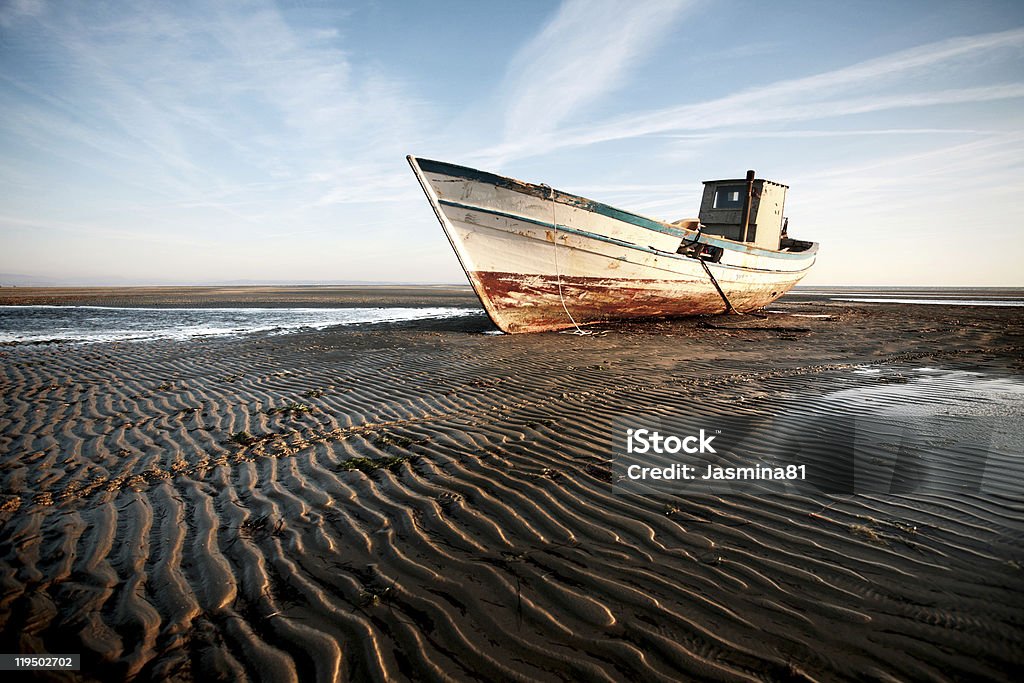 Multifilar en bote en la playa - Foto de stock de Abandonado libre de derechos