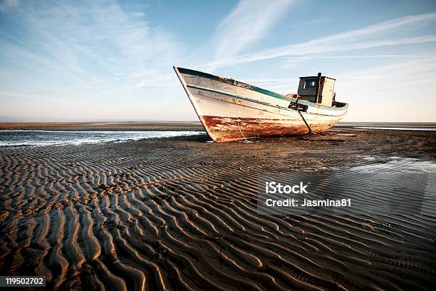 Multifilar En Bote En La Playa Foto de stock y más banco de imágenes de Abandonado - Abandonado, Aire libre, Anochecer