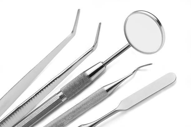 ensemble d'outils de soins dentaires - dentist mirror orthodontist carver photos et images de collection