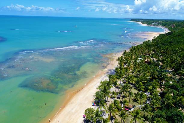 vista aérea de la playa de trancoso, porto seguro, bahía, brasil - bahía fotografías e imágenes de stock