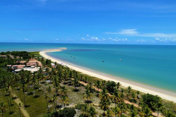 vista aérea de la playa de caraíva, porto seguro, bahía, brasil - bahía fotografías e imágenes de stock