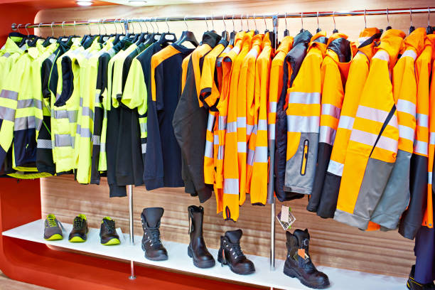 ropa reflectante de trabajo en carretera en la tienda - orange uniform fotografías e imágenes de stock