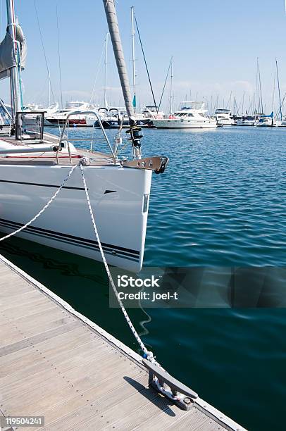 Arco De Vela En La Marina Foto de stock y más banco de imágenes de Aire libre - Aire libre, Alambre, Amarrado