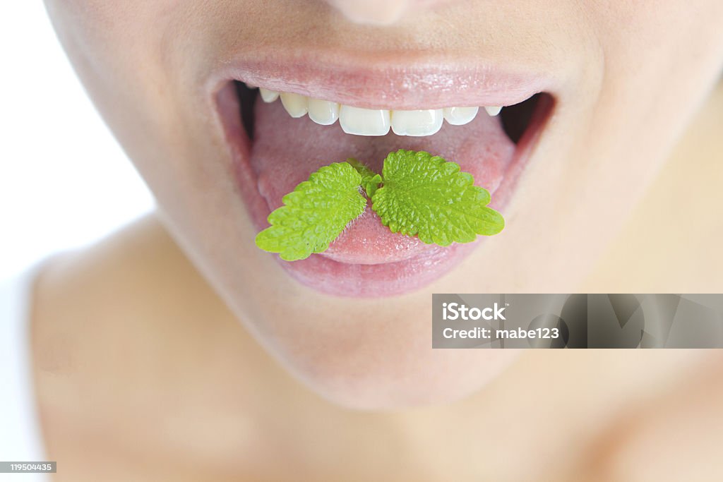 Nahaufnahme von Minze-Blätter auf einer Frau, die Zunge - Lizenzfrei Mundgeruch Stock-Foto