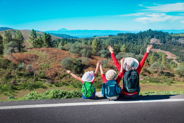 família-mãe feliz com filho e filha-desfruta de viagens na natureza - six animals fotos - fotografias e filmes do acervo