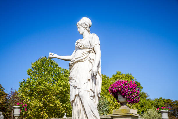 statua di minerva nei giardini del lussemburgo, parigi - minerva foto e immagini stock