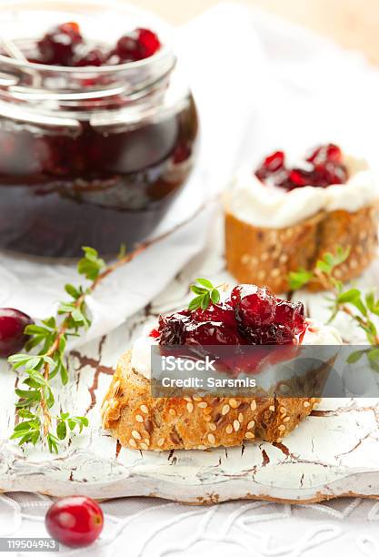 Brinde Com Compota De Oxicoco - Fotografias de stock e mais imagens de Queijo Creme - Queijo Creme, Compota - Paté, Torrada