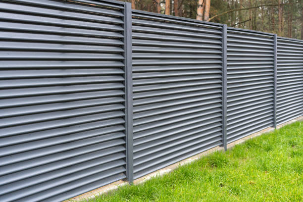 cerca de metal en blanco en el pueblo - fence fotografías e imágenes de stock