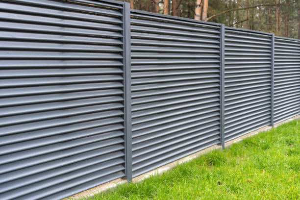 recinzione di metallo bianco nel villaggio - corrugated steel foto e immagini stock